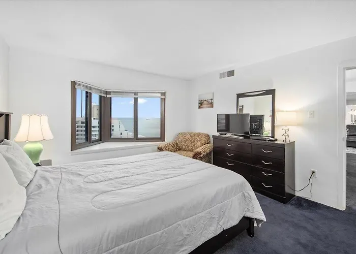 2 Bedroom With Ocean View & Outdoor Pool!
