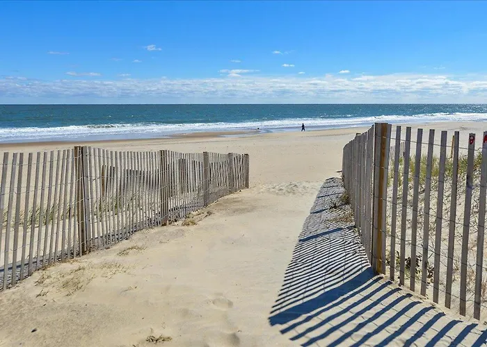 2 Bedroom With Ocean View & Outdoor Pool!